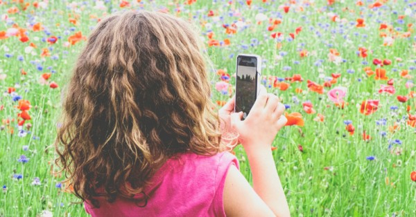 Τι πραγματικά σημαίνει το κόλλημα των παιδιών πίσω από τις οθόνες
